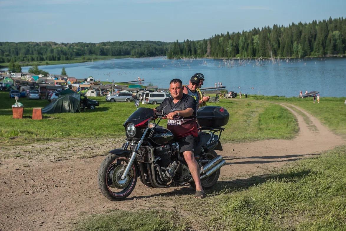 Фото «Шевели поршнями»: новосибирский фотограф сделал кадры масштабного байк-фестиваля на Алтае 6